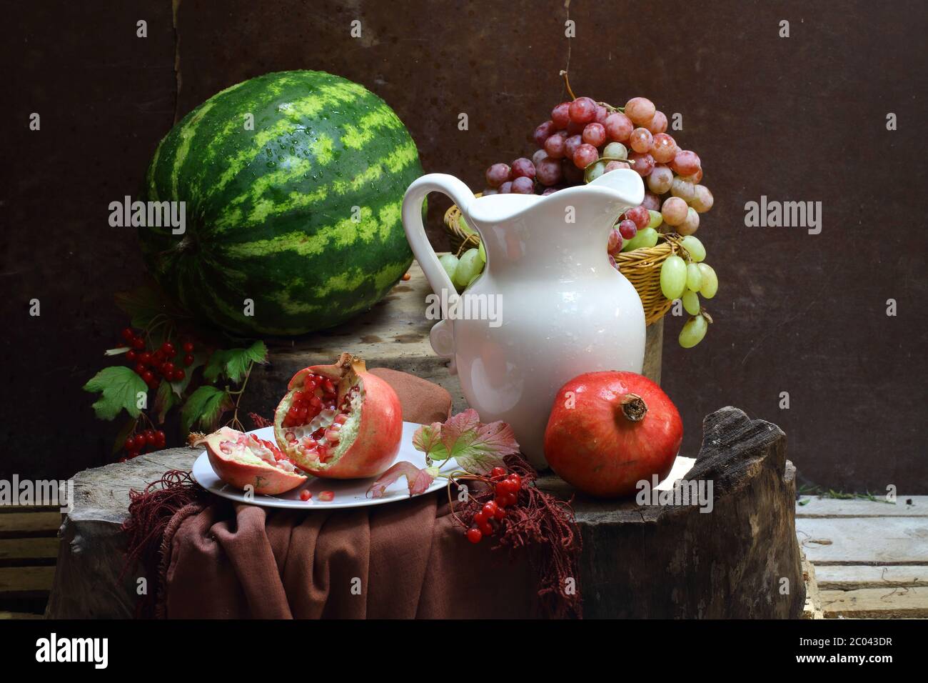 Raisins, grenade, melon d'eau et verseuse blanche Banque D'Images