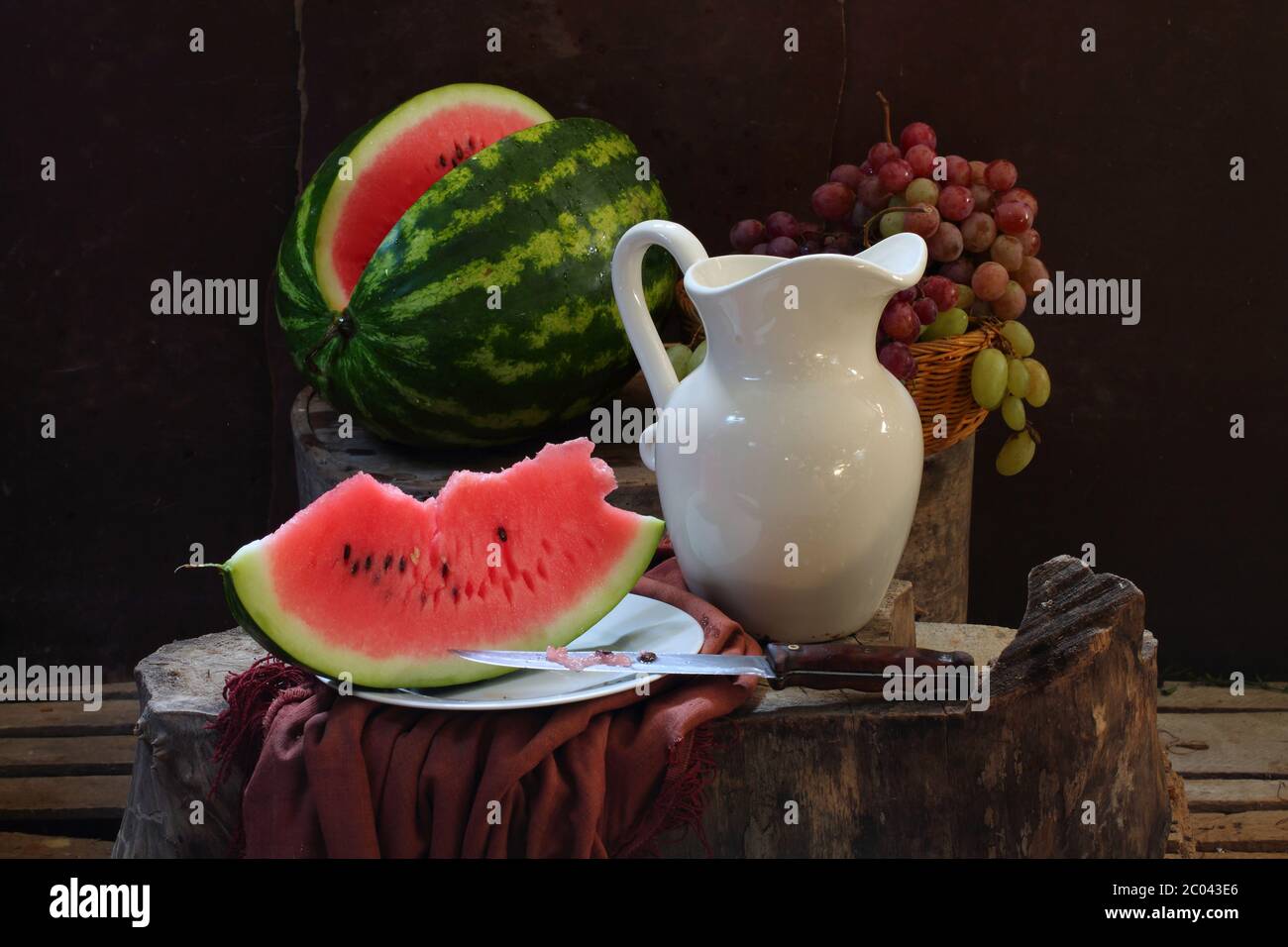 Raisins, grenade, melon d'eau et verseuse blanche Banque D'Images