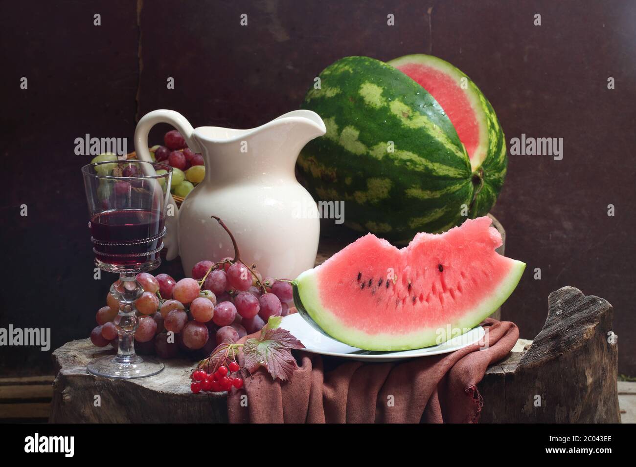 Vin, pastèque, raisin, rose guelder et carafe blanche Banque D'Images