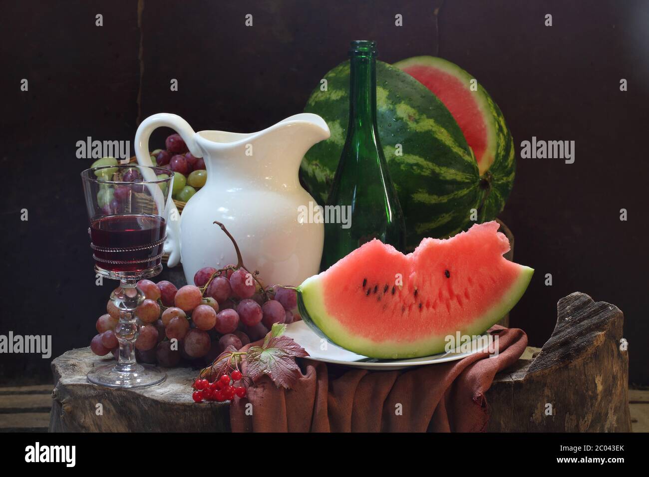 Vin, pastèque, raisin, rose guelder et carafe blanche Banque D'Images