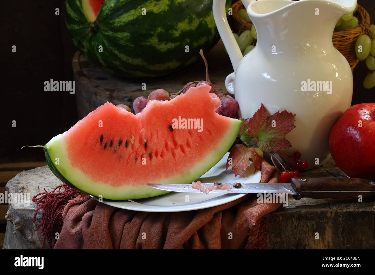 Raisins, grenade, melon d'eau et verseuse blanche Banque D'Images