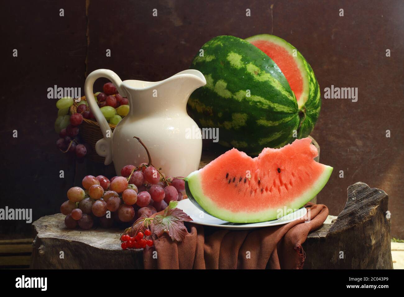 Pastèque, raisin, rose guelder et carafe blanche Banque D'Images