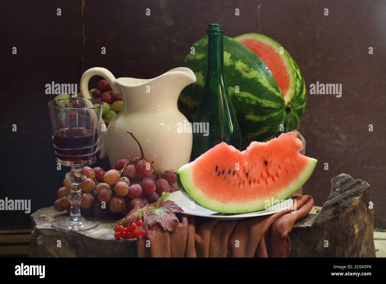 Vin, pastèque, raisin, rose guelder et carafe blanche Banque D'Images