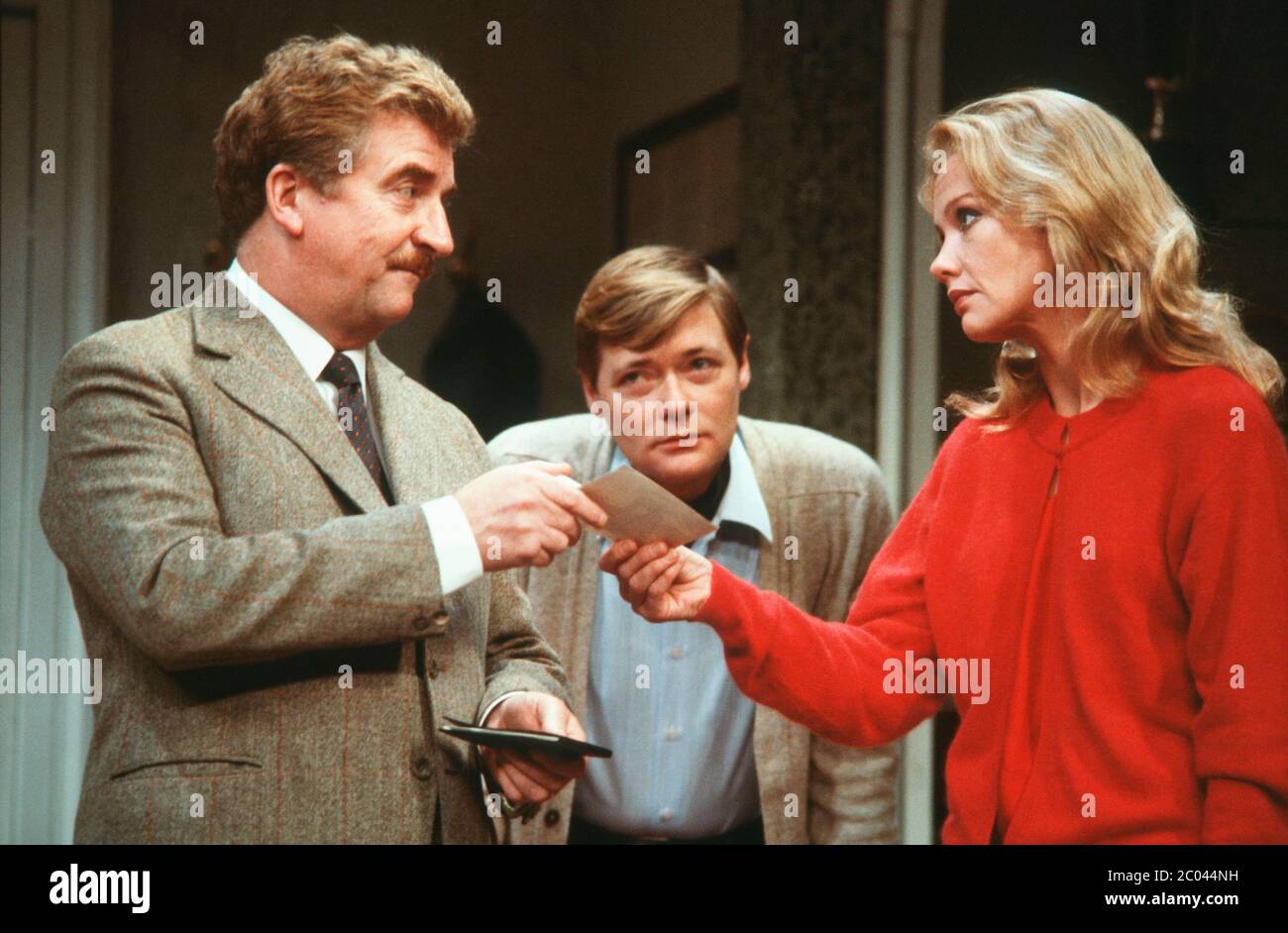 l-r: Peter Adamson (inspecteur Hubbard), Simon Ward (Tony Wendoce), Hayley Mills (Margot Wendoce) dans LE CADRAN M POUR MEURTRE par Frederick Knott au Théâtre Vaudeville, Londres WC2 03/11/1983 conception: Stuart Stanley éclairage: Ron Beattie réalisateur: Allan Davis Banque D'Images