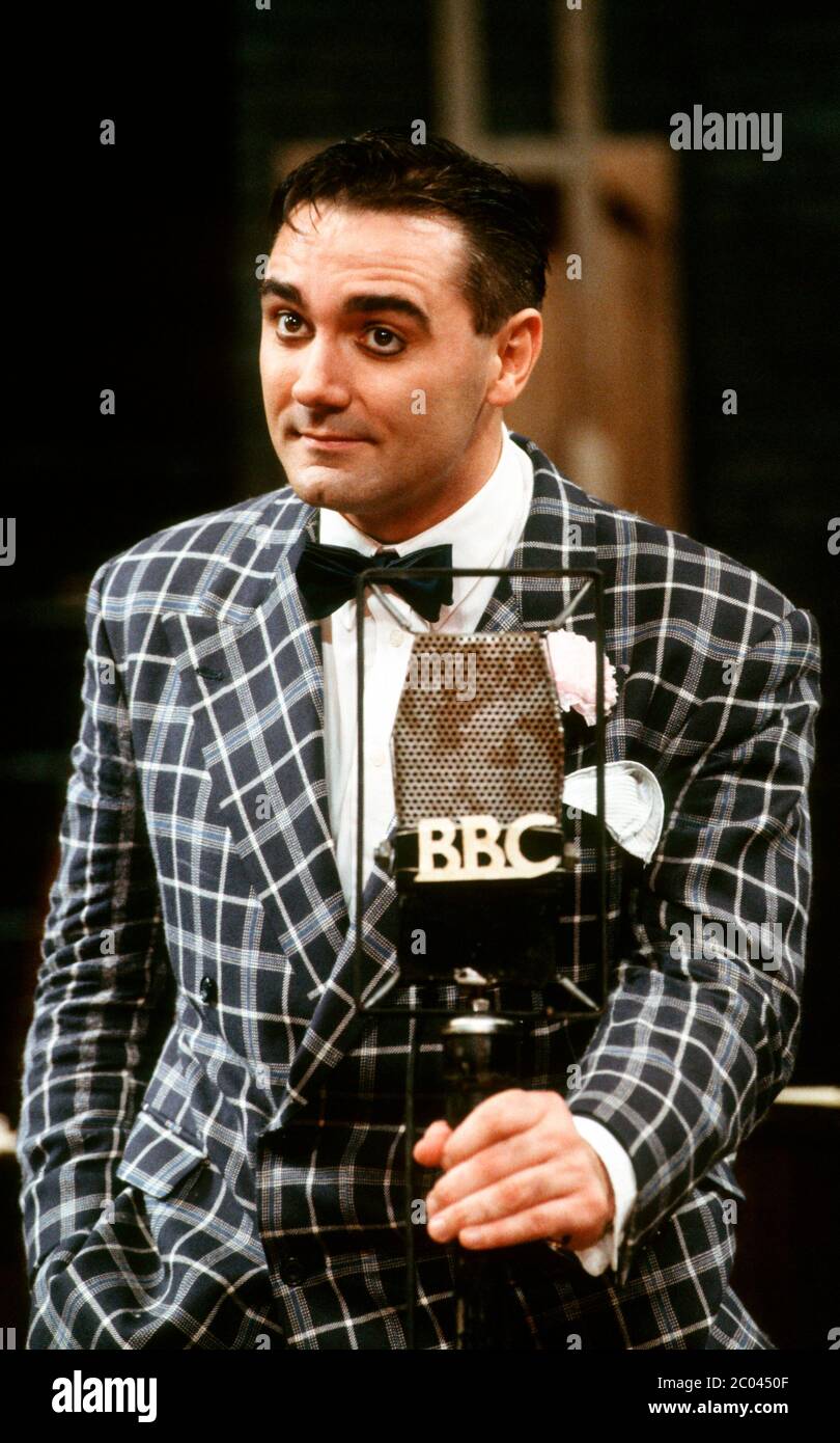 Tony Slattery (Sammy Shaw) à RADIO TIMES au Queen's Theatre, Londres W1 15/10/1992 chansons: Noel gay livre: ABI Grant & Robin Miller paroles supplémentaires: Don Black & Chris Walker design: Terry Parsons Lighting: Paul Pyant chorégraphie et mise en scène musicale: Antony van Laast réalisateur: David Gilmore Banque D'Images