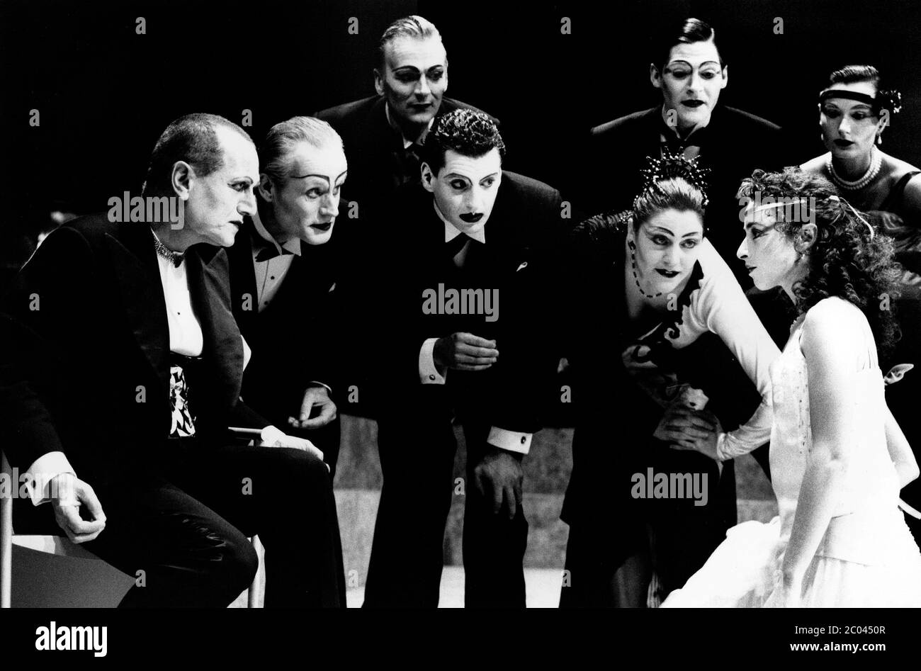 Avant gauche: Steven Berkoff (Hérode) droite: Katharine Schlesinger (Salome) à SALOME par Oscar Wilde au Lyttelton Theatre, National Theatre (NT), Londres SE1 07/11/1989 ensemble design: Robert Ballagh costumes: David Blight éclairage: Trevor Dawson réalisateur: Steven Berkoff Banque D'Images