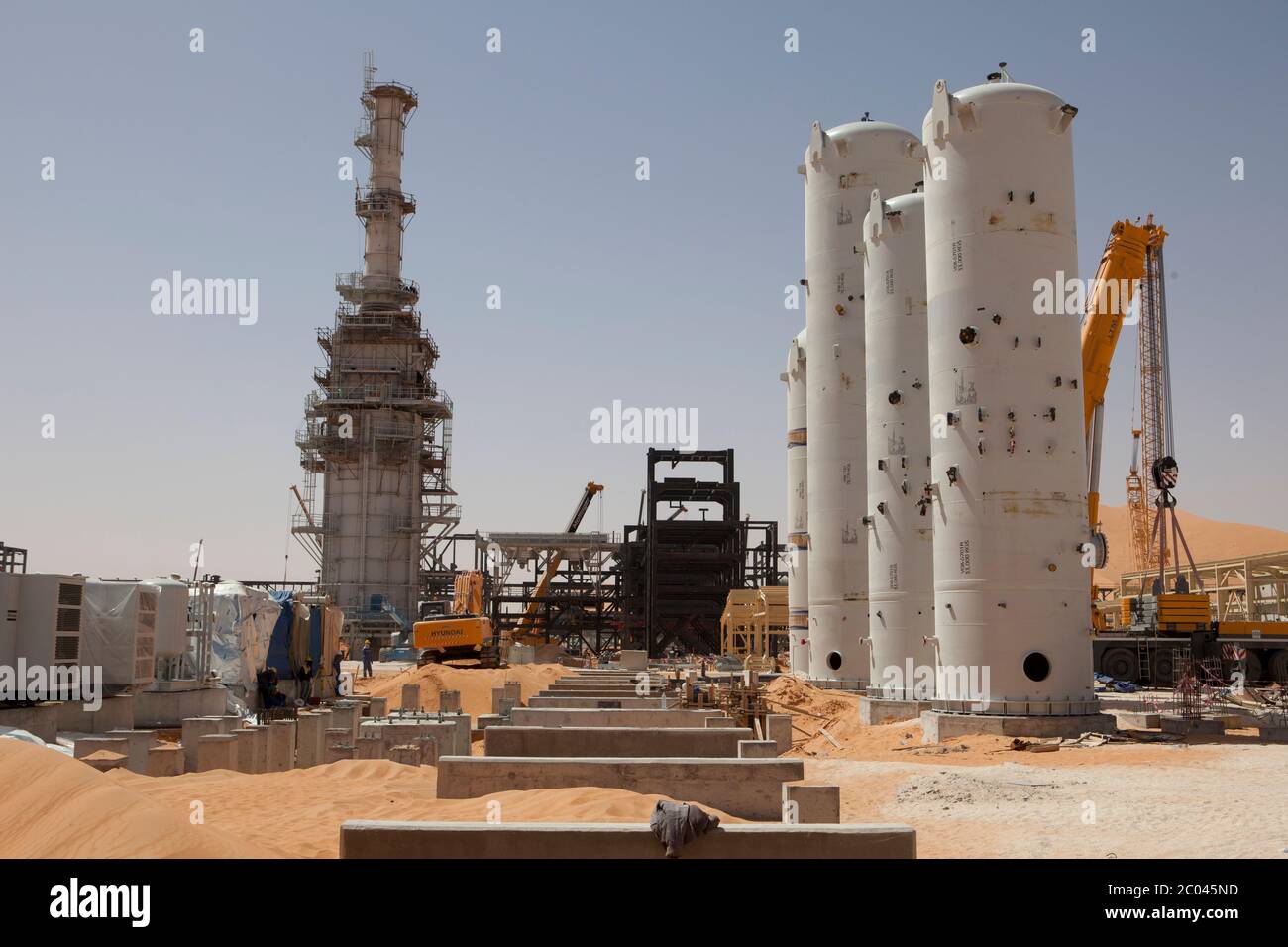 Des pièces importantes d'équipement de traitement du pétrole et du gaz sont installées lors de la construction d'une nouvelle installation pétrolière dans le désert du Sahara. Banque D'Images