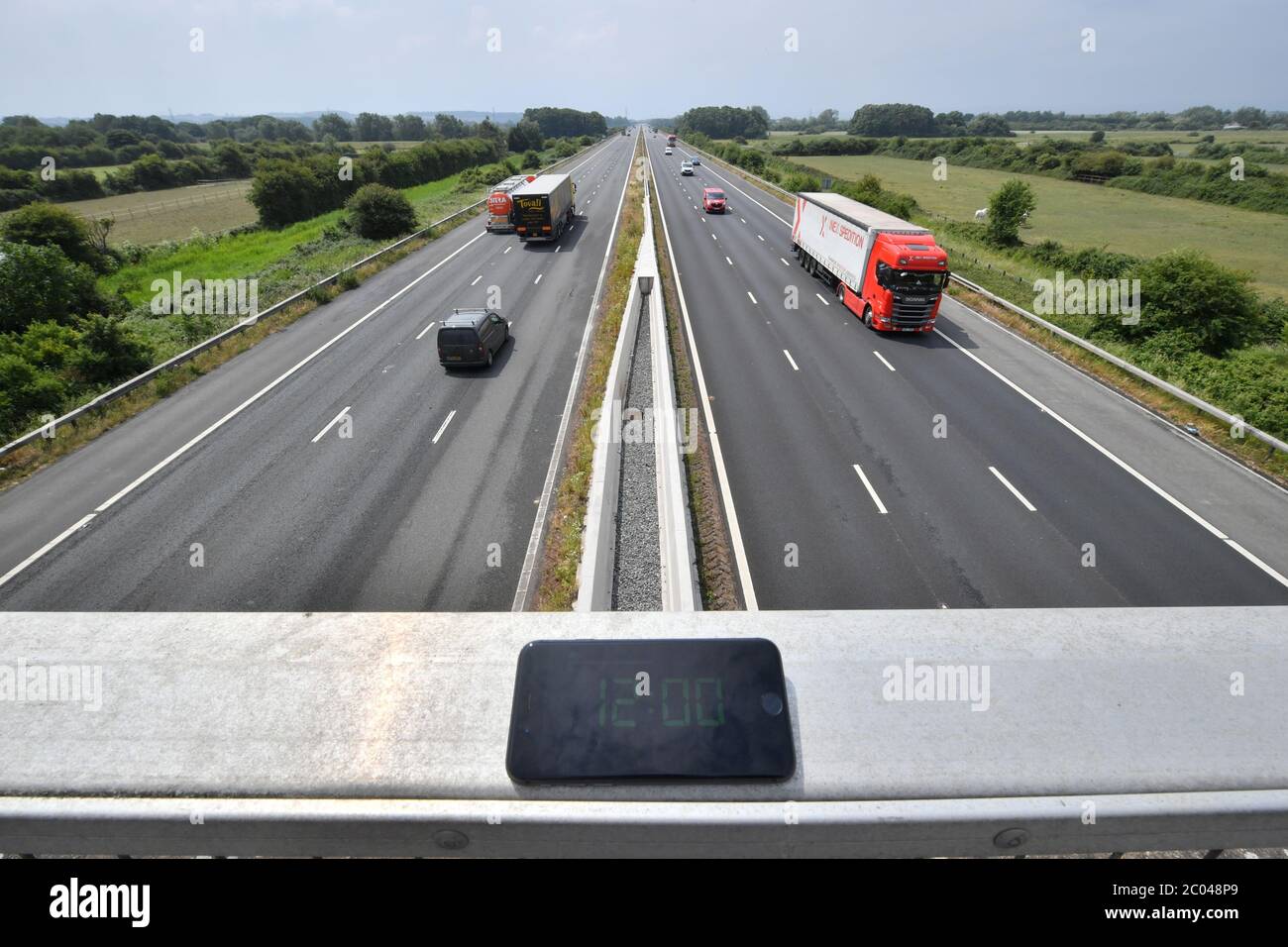 L'autoroute M5, en direction du sud depuis Highbridge, dans le Somerset, vers Devon, à midi 50 jours après qu'un photographe de l'AP ait pris une photo du même endroit en même temps que la nation était en pleine fermeture du coronavirus. Banque D'Images