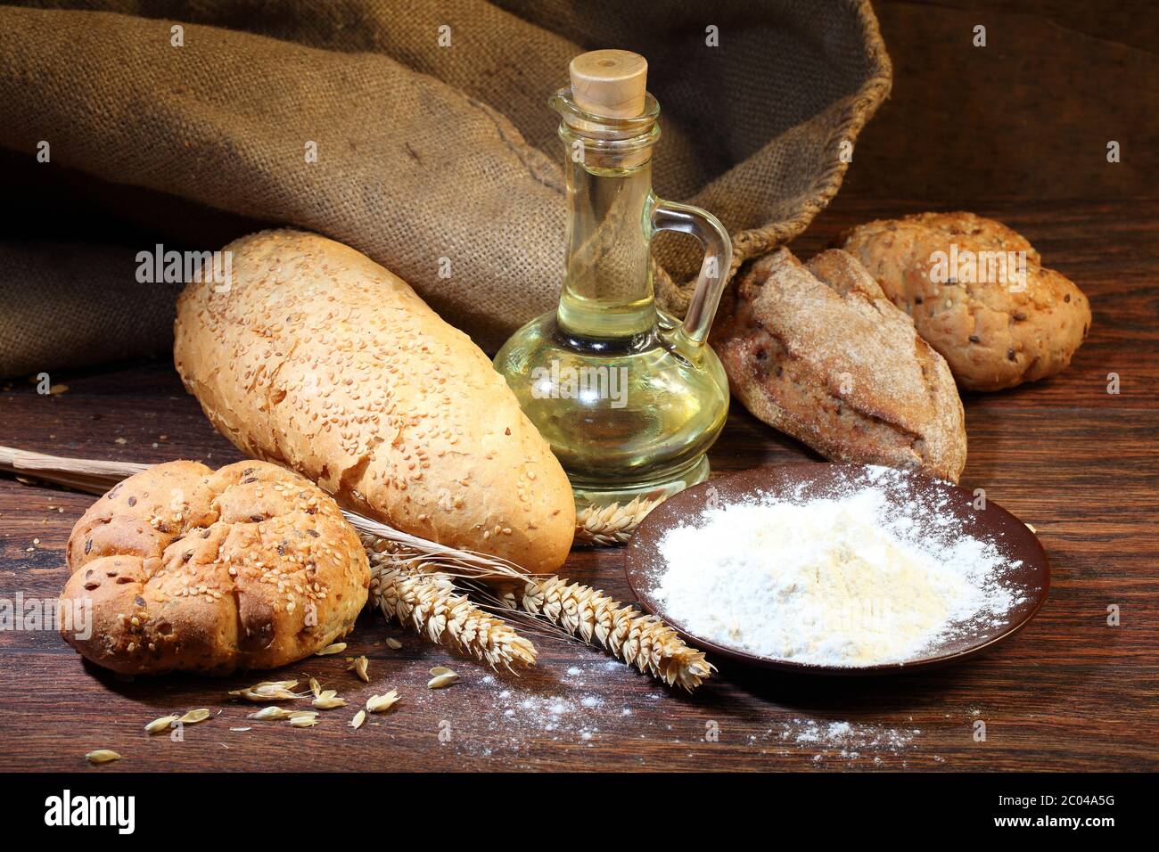 Préparation du test pour un lot de pain maison, une farine, du sel, de l'huile Banque D'Images