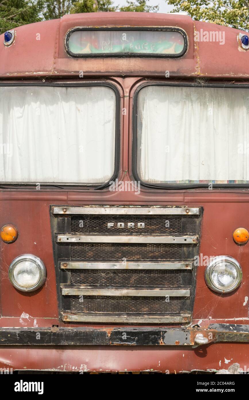 Un ancien autocar ou bus ford routant sur un camping à Manapouri en Nouvelle-Zélande Banque D'Images