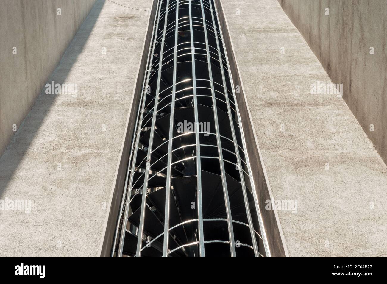 Vue à angle bas d'un escalier d'évacuation d'incendie externe en spirale d'un bâtiment Banque D'Images