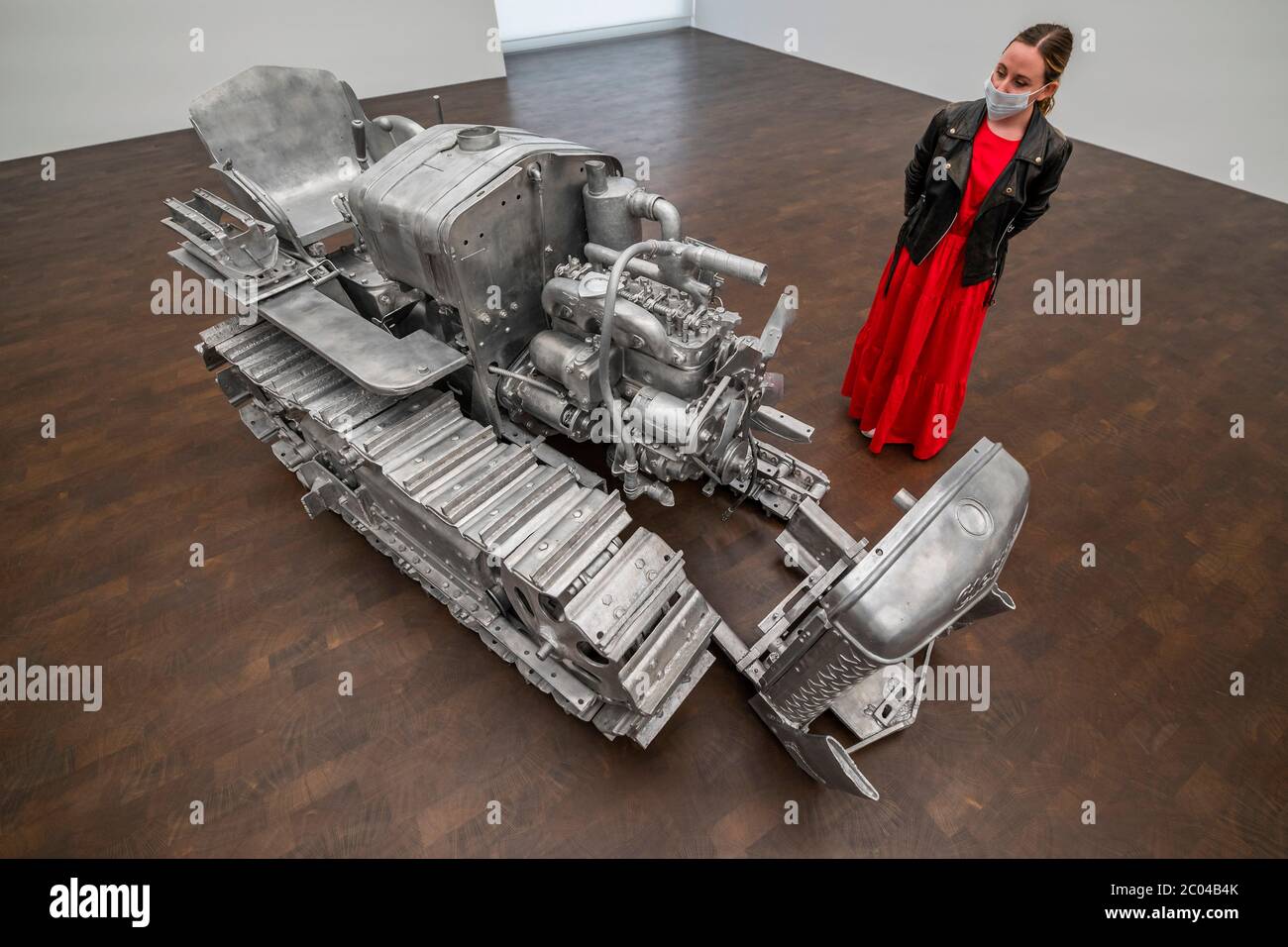 Londres, Royaume-Uni. 11 juin 2020. Tracteur, 2003-4, par Charles ray - écrasé, coulé, construit - un grand spectacle de sculptures en métal monumentales par John Chamberlain, Urs Fischer, Et Charles Ray à Gagosian Grosvenor Hill.Gagosian galeries rouvre les trois de ses Londres plus spacieuses au public avec de nouvelles expositions le lundi 15 juin 2020, après le global COVID-19 lock-down. Crédit : Guy Bell/Alay Live News Banque D'Images