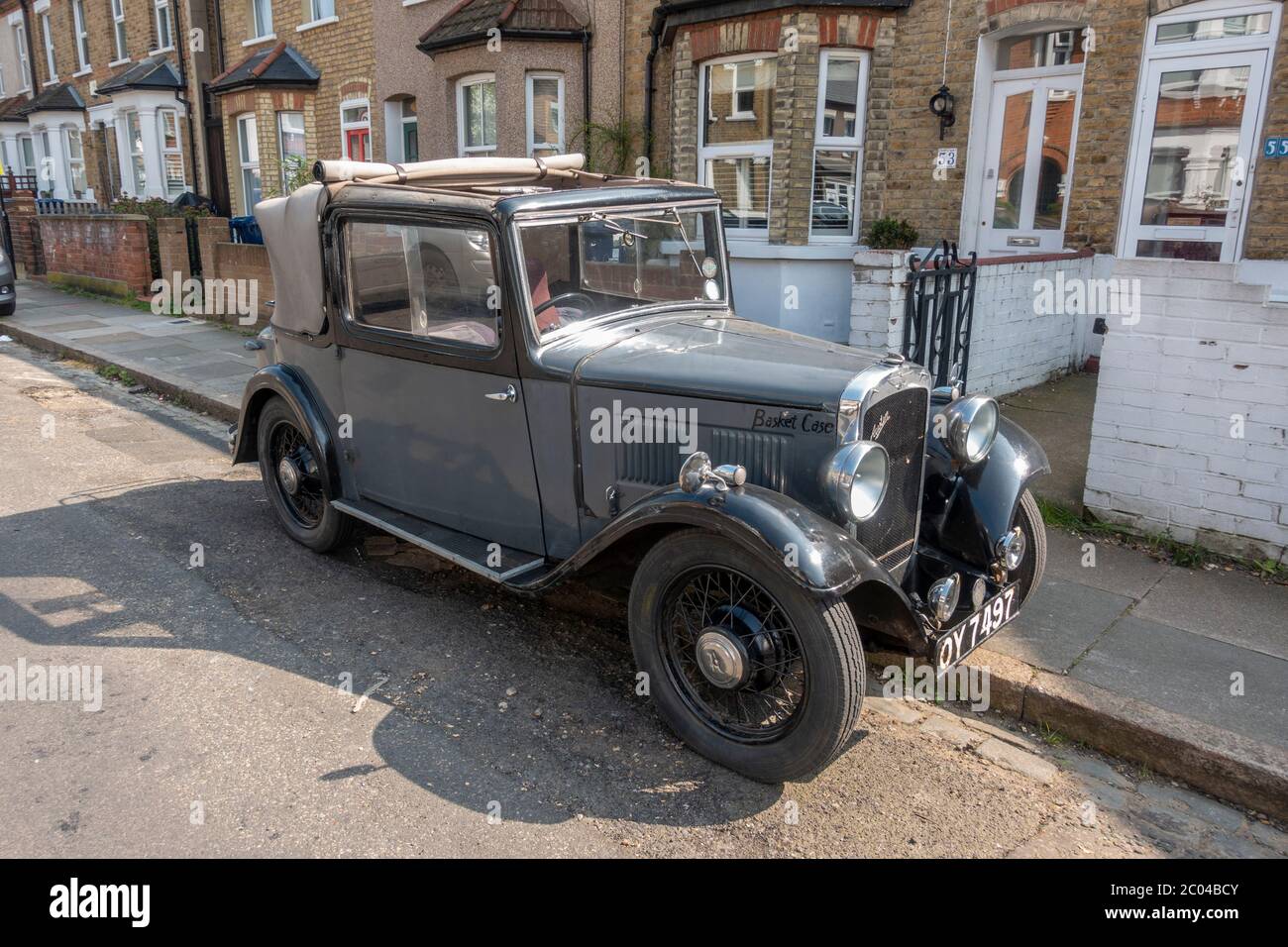 A 1934 Austin 10/4 (an Austin Ten) garée sur une rue de banlieue à Hanwell, West London, Angleterre, Royaume-Uni. Banque D'Images