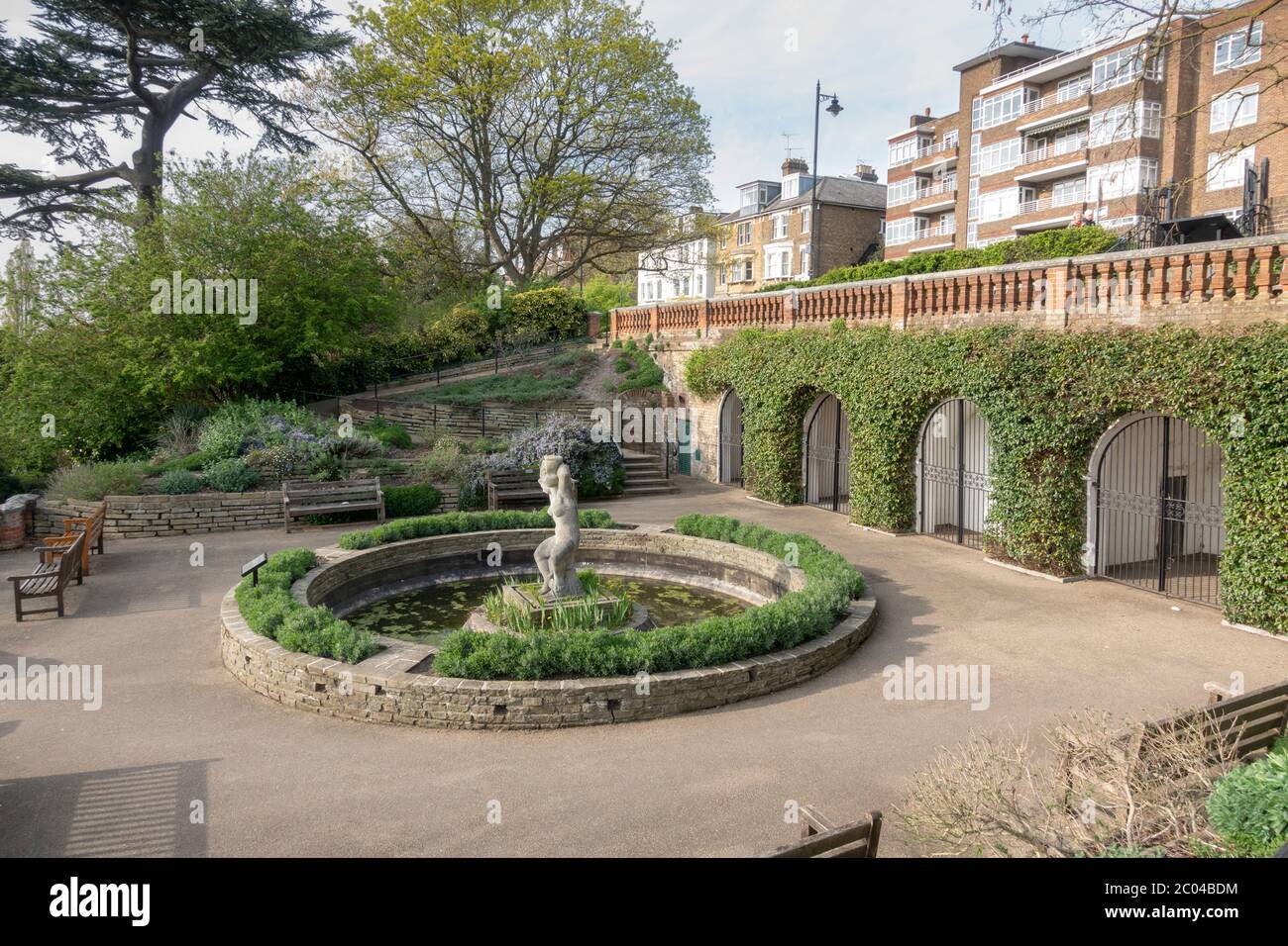« Bumbous Betty » (« Aphrodite » par Alan Howe) dans les jardins de Terrace Richmond, Richmond upon Thames, Surrey, Angleterre, Royaume-Uni. Banque D'Images