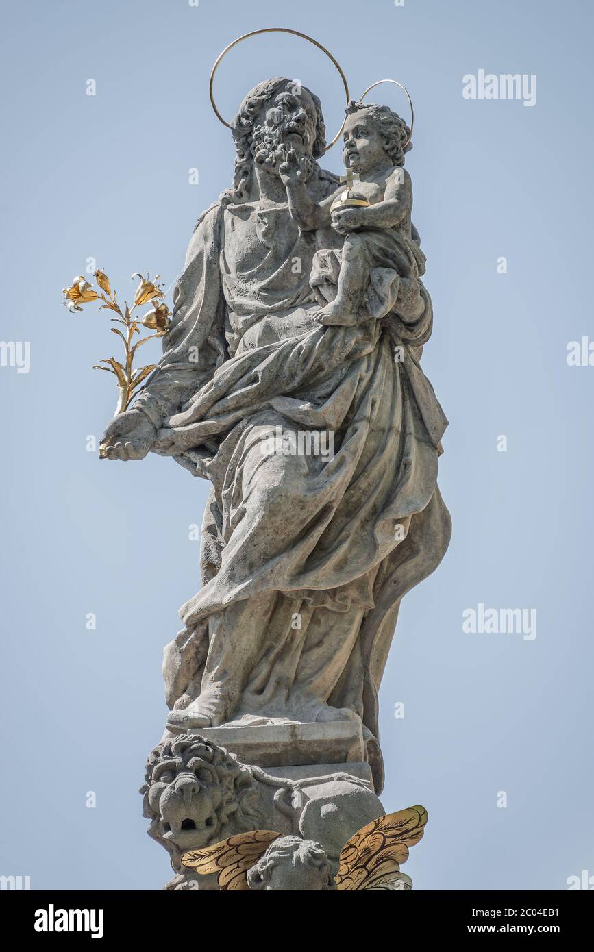 Statue de Saint Joseph avec un enfant au-dessus de la colonne de la fontaine de la place Charles, nouvel hôtel de ville, Prague, République tchèque Banque D'Images