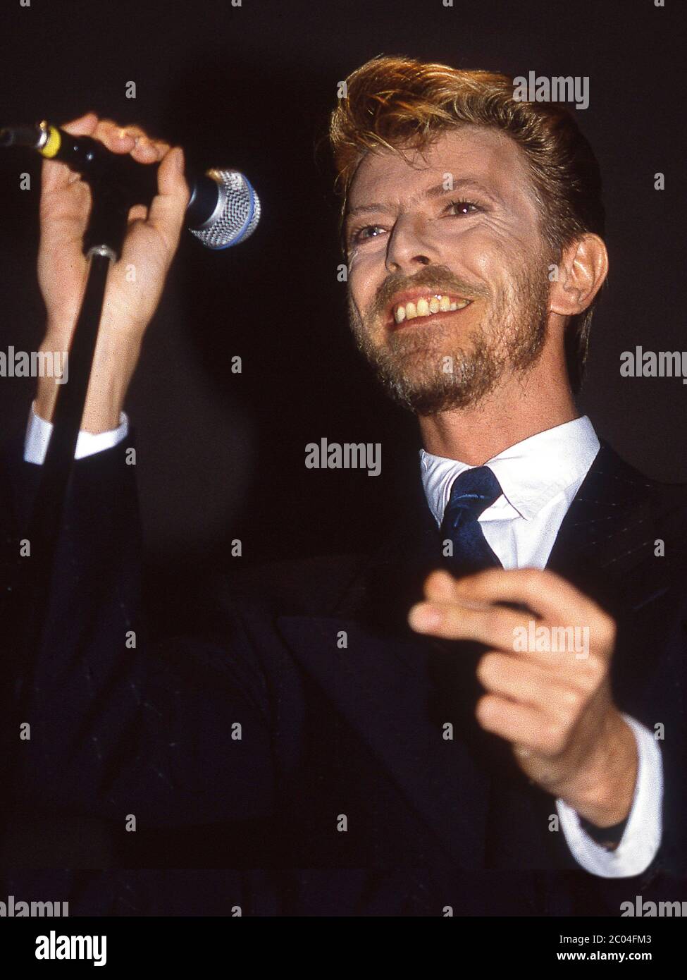 David Bowie en train de jouer avec son groupe Thin machine à Newport, pays de Galles, 1er juillet 1989 Banque D'Images