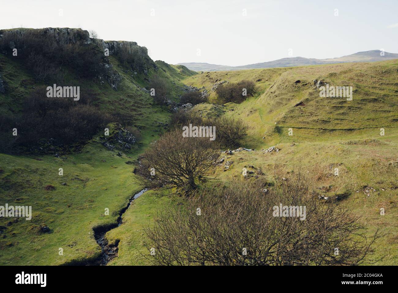 Belle vue sur les collines de Fairy Glen sur l'île de Skye en Écosse Banque D'Images