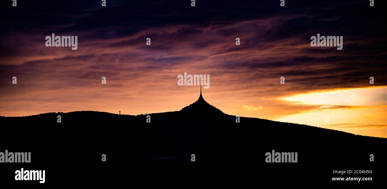 Silhouette nocturne de la montagne de la Jested, Liberec, République Tchèque. Banque D'Images