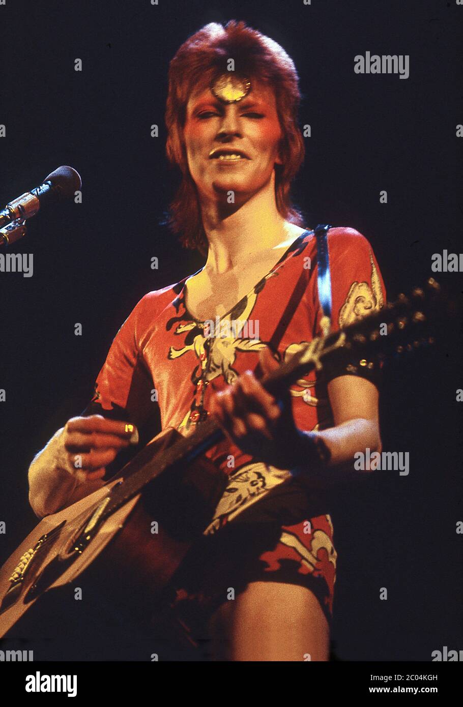 David Bowie comme Ziggy Stardust en concert au Earl's court Exhibition Hall, Londres, le 12 mai 1973 Banque D'Images