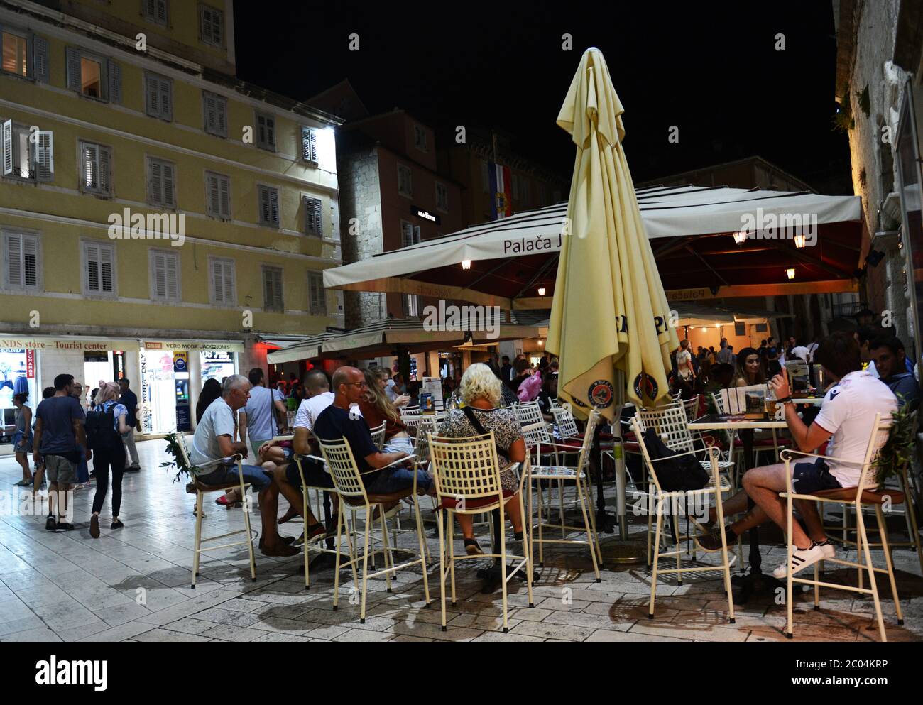 Le restaurant animé Palace Judita sur Narodni trg à Split. Banque D'Images