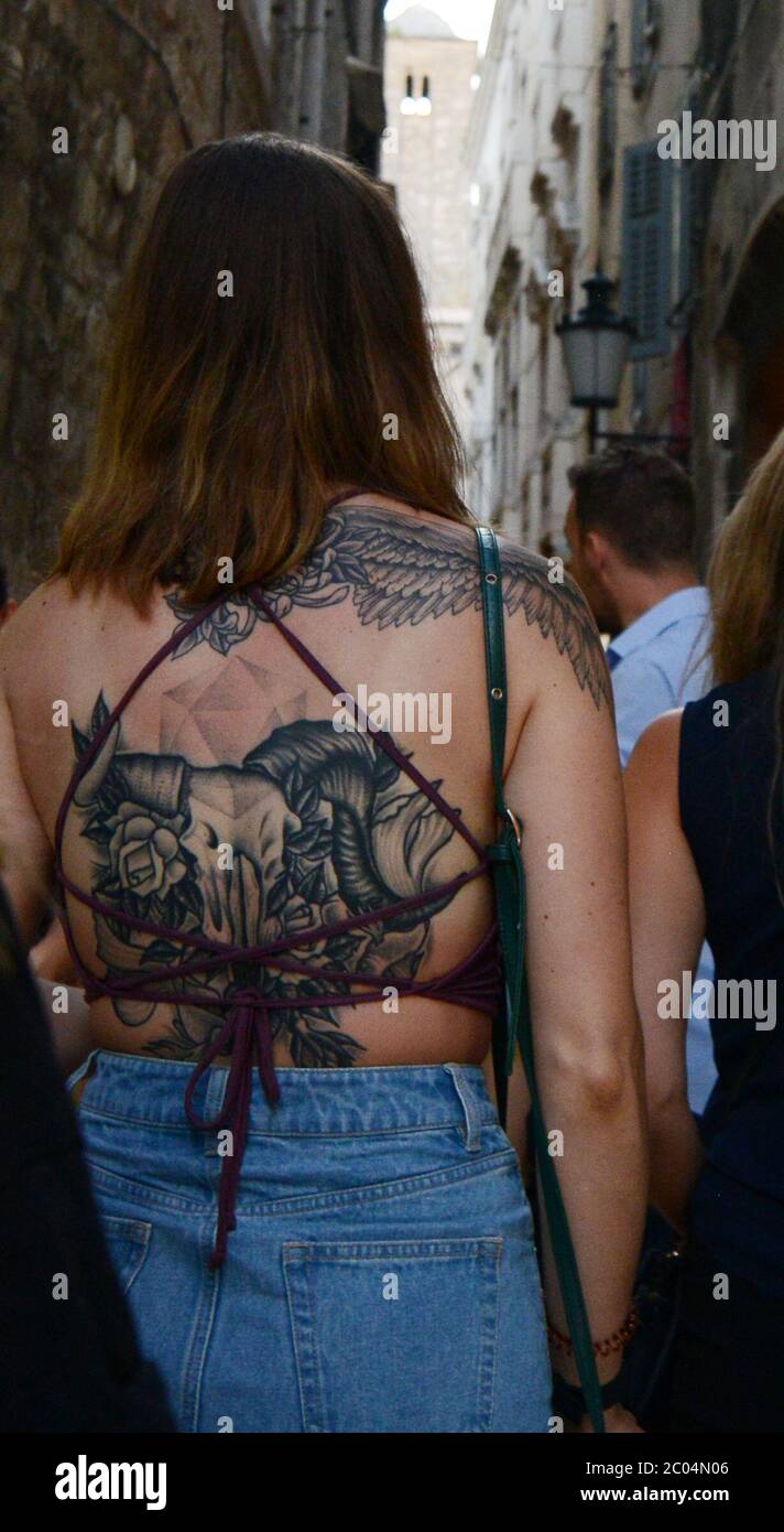 Une femme avec un grand tatouage au dos. Banque D'Images