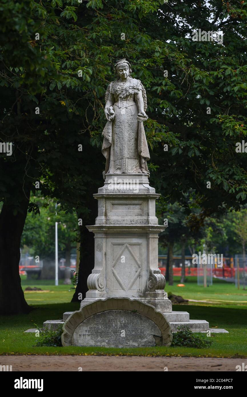 La statue de la Reine Victoria dans les jardins Victoria Brighton . La statue a été présentée dans les jardins au moment du Jubilé de diamant de la Reine en 1897 Banque D'Images