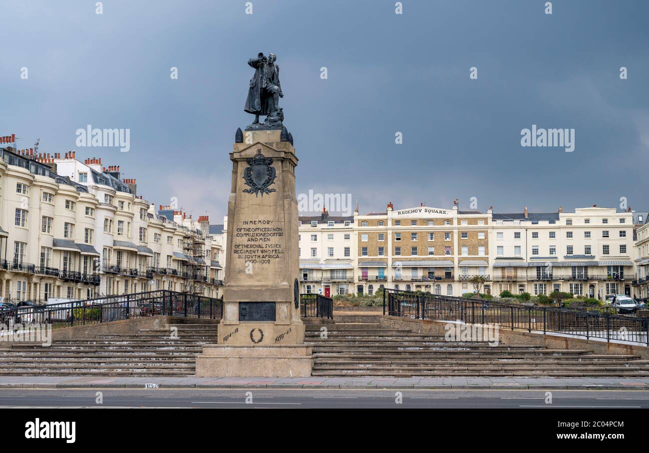 Mémorial de guerre aux hommes du Royal Sussex Regiment qui sont tombés dans la guerre sud-africaine. C1905 au fond de Regency Square Brighton Banque D'Images