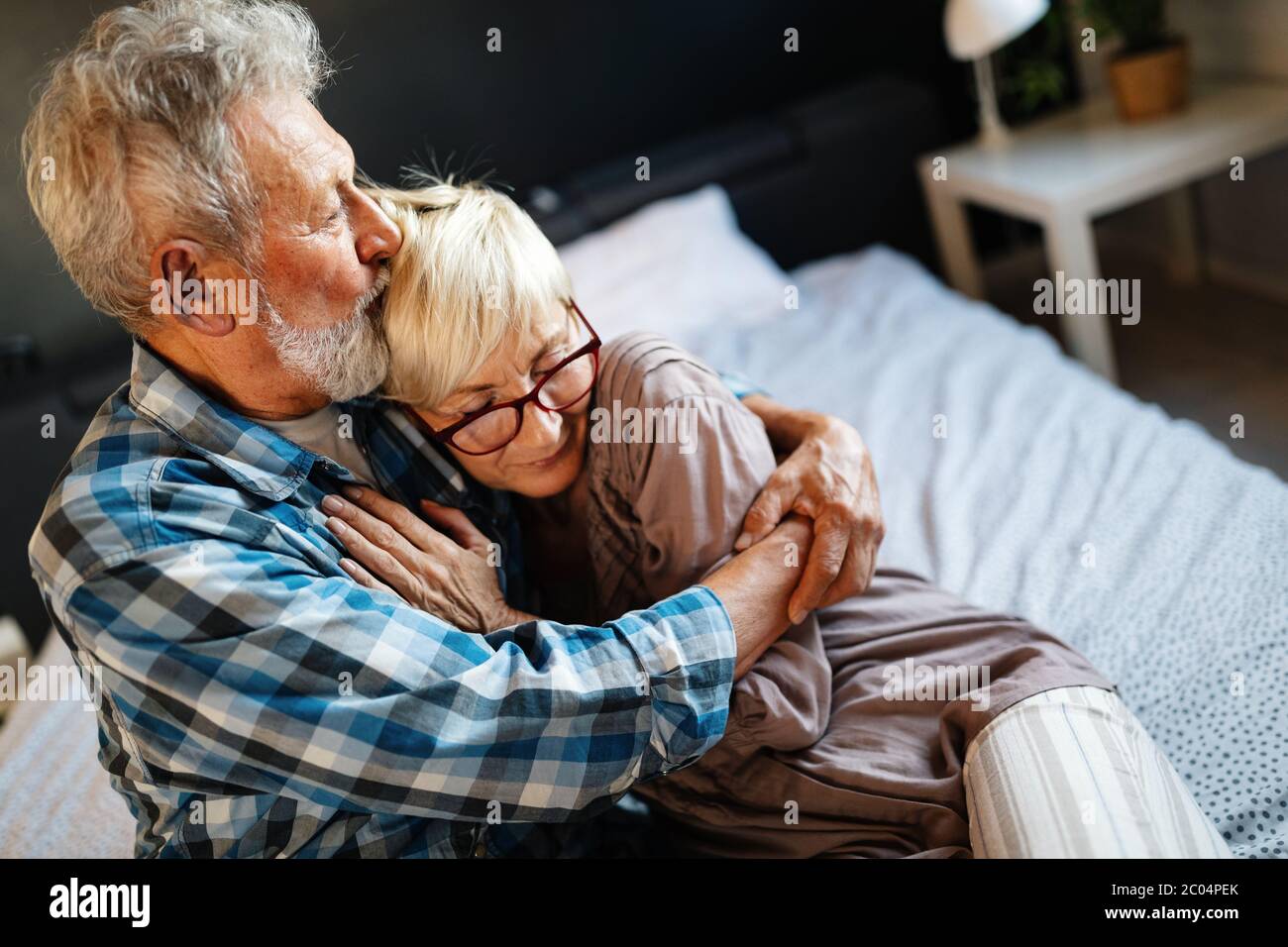 Happy senior couple in love hugging et le collage avec des vraies émotions à la maison Banque D'Images