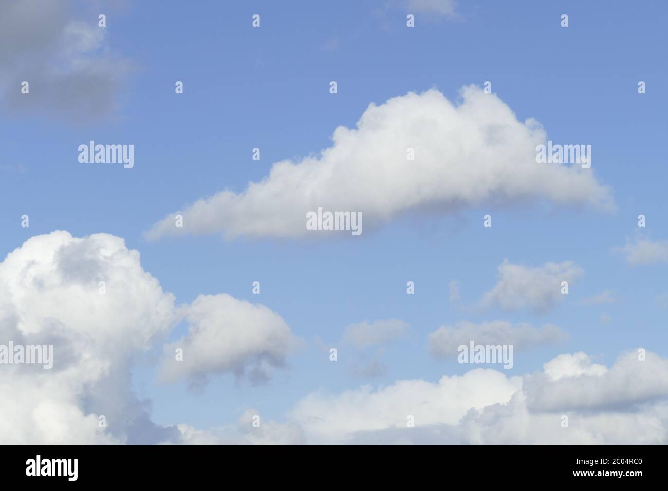 Les nuages blancs, ciel bleu, image de fond, l'Allemagne, de l'Europe Banque D'Images