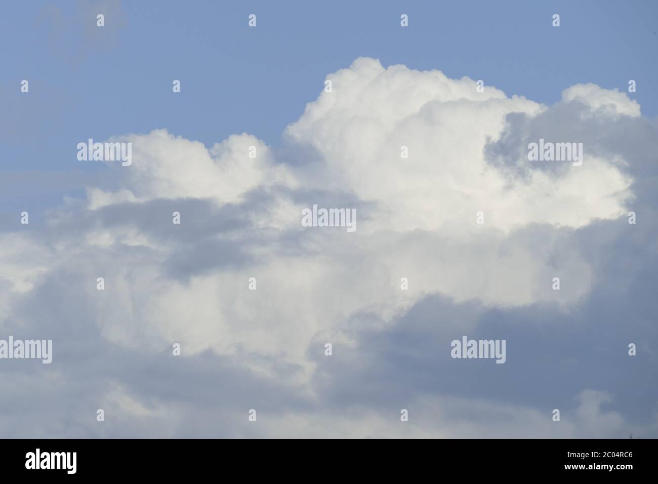 Les nuages blancs, ciel bleu, image de fond, l'Allemagne, de l'Europe Banque D'Images