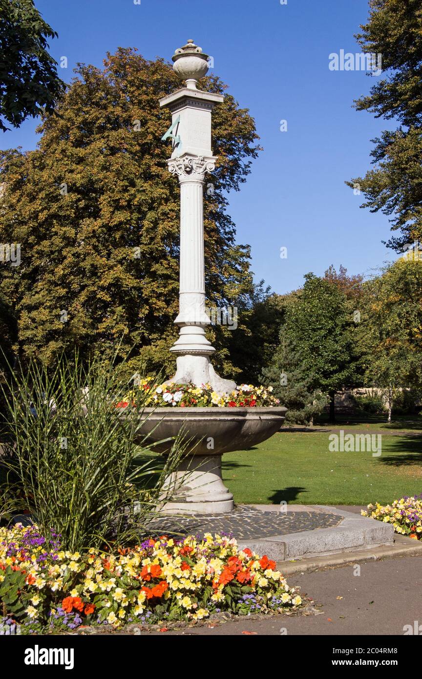 Fontaine victorienne, maintenant utilisée comme jardinière, dans Abbey Gardens, Bury St Edmunds. Le pilier sculpté avec cadran solaire était un cadeau du Marquis de Bristol, u Banque D'Images