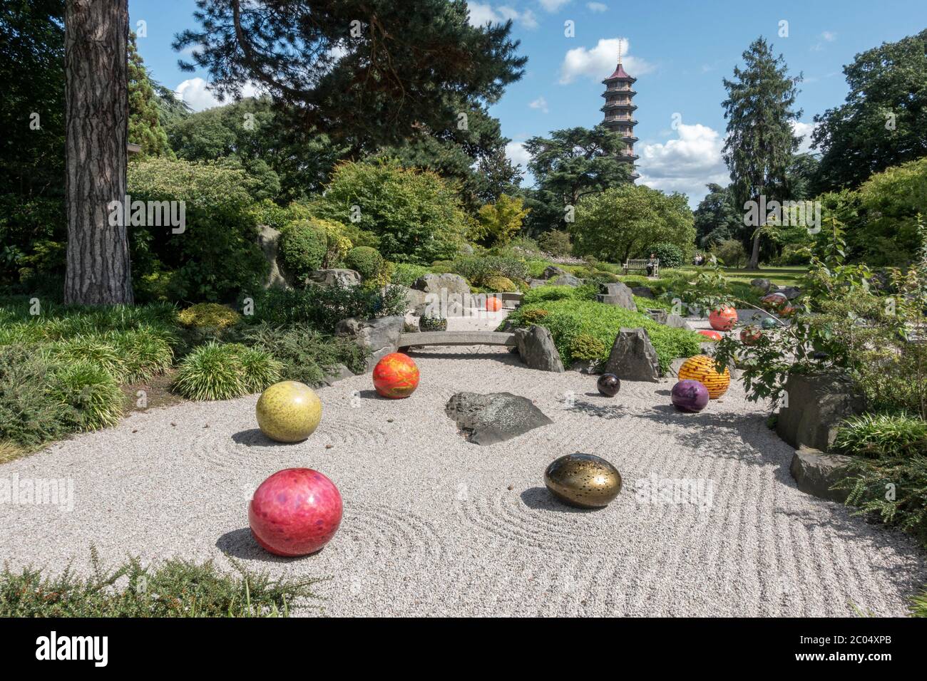 'Niijima flotte' dans le jardin japonais, une sculpture en verre de Dale Chihuly, Royal Botanic Gardens, Kew, Richmond upon Thames, Angleterre, Royaume-Uni. Banque D'Images