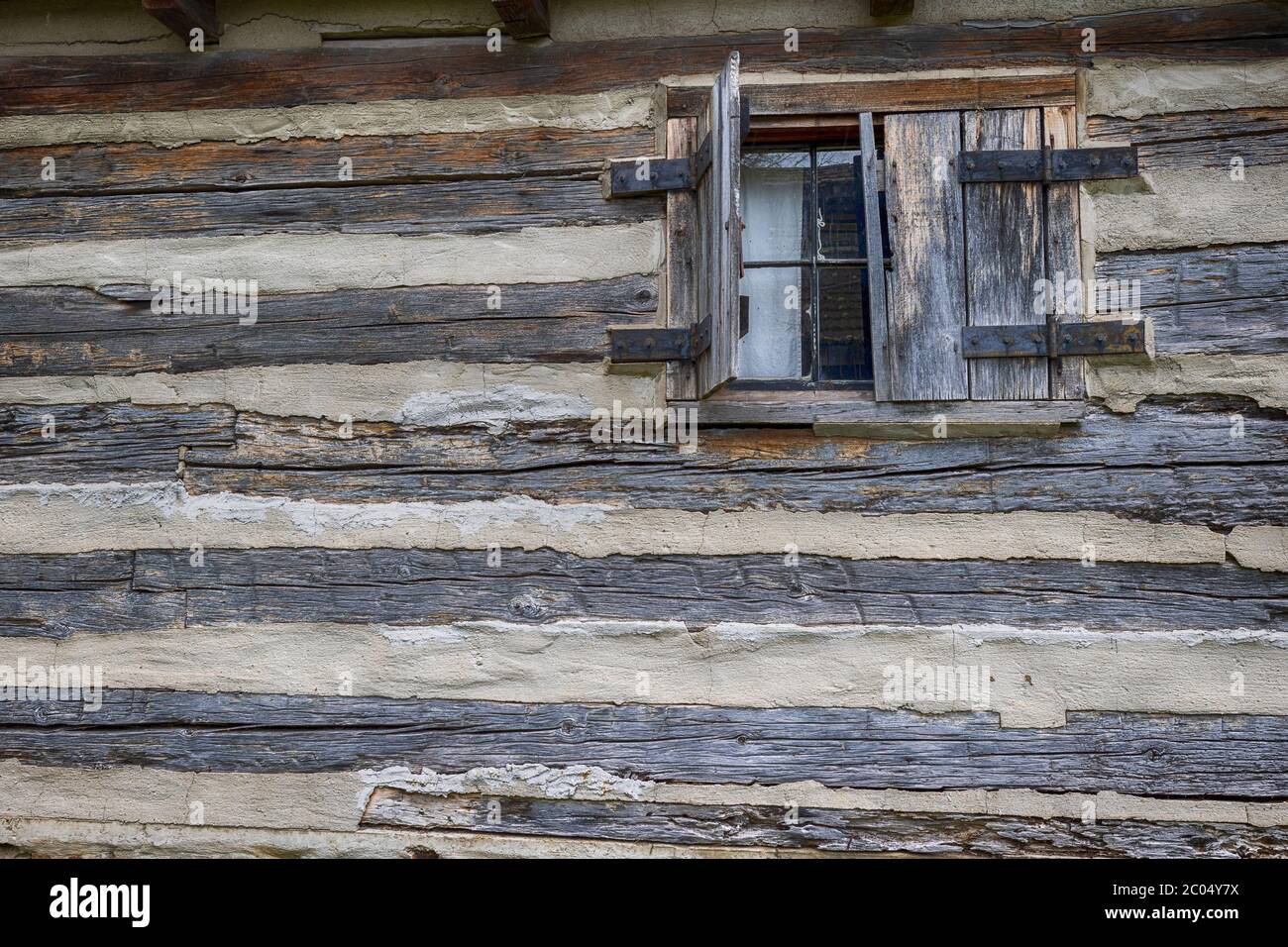 Gros plan d'une ancienne cabane en rondins et d'une fenêtre avec des volets à Salt Park à Saltville, Virginie USA. Banque D'Images