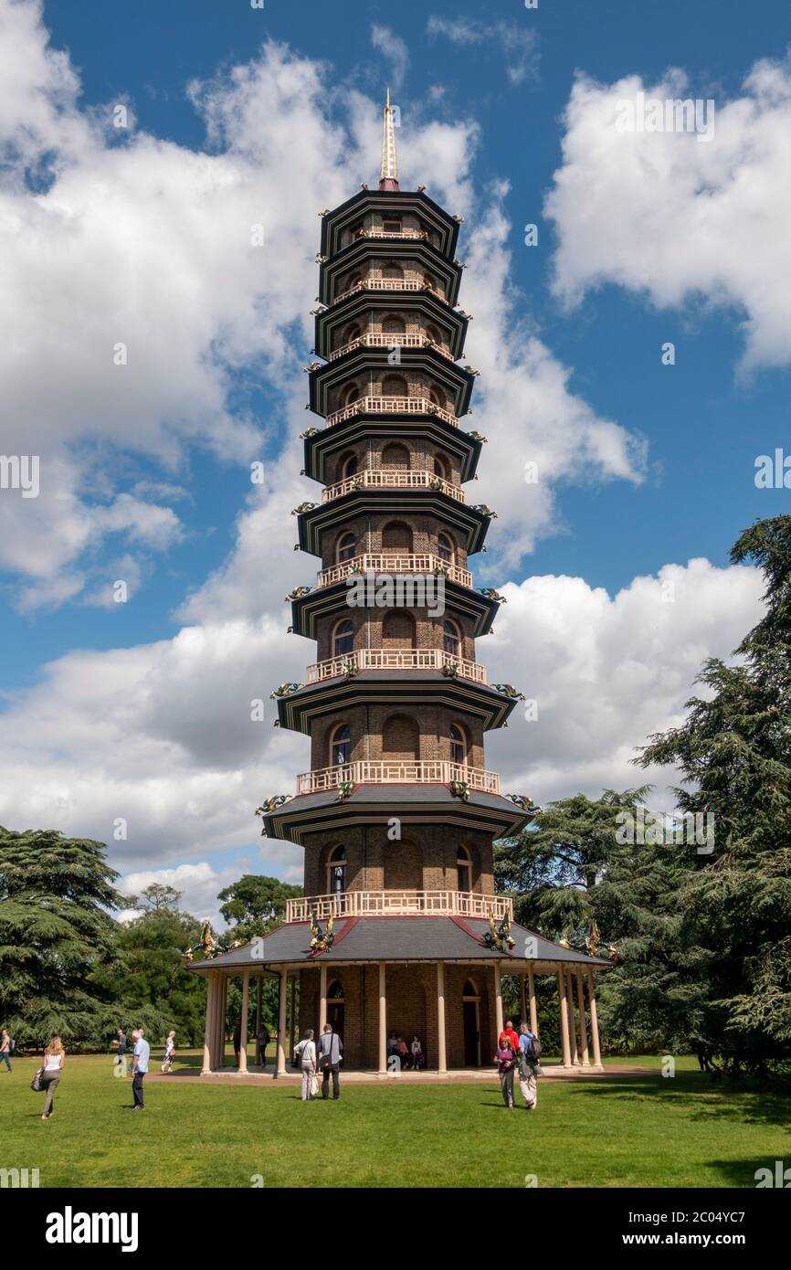 La Grande pagode, conçue par Sir William Chambers dans les jardins botaniques royaux de Kew, Richmond upon Thames, Angleterre, Royaume-Uni. Banque D'Images