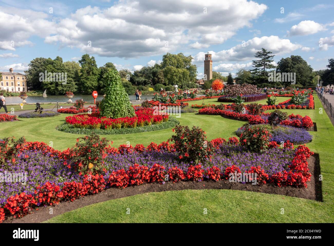 Vue générale des massifs fleuris près du lac en direction de Victoriis Gate, Royal Botanic Gardens, Kew, Richmond upon Thames, Angleterre, Royaume-Uni. Banque D'Images