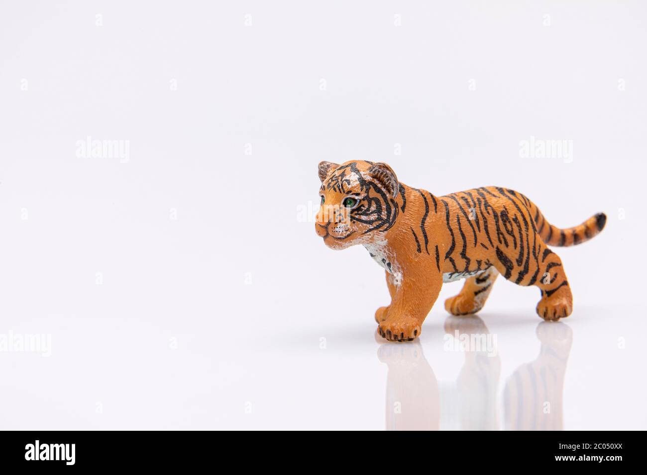 Gros Plan D Un Bebe Tigre D Un Jouet En Plastique Isole Sur Fond Blanc Photo Stock Alamy