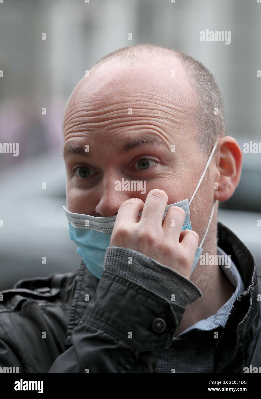 Paul Murphy de la partie de montée portant un masque facial protecteur à l'extérieur de Leinster House à Dublin. L'envoyé spécial DE L'OMS, le Dr David Nabarro, a déclaré qu'il est Òreally nécessaire pour les personnes qui travaillent à proximité immédiate des autres de porter des revêtements de visage. Banque D'Images