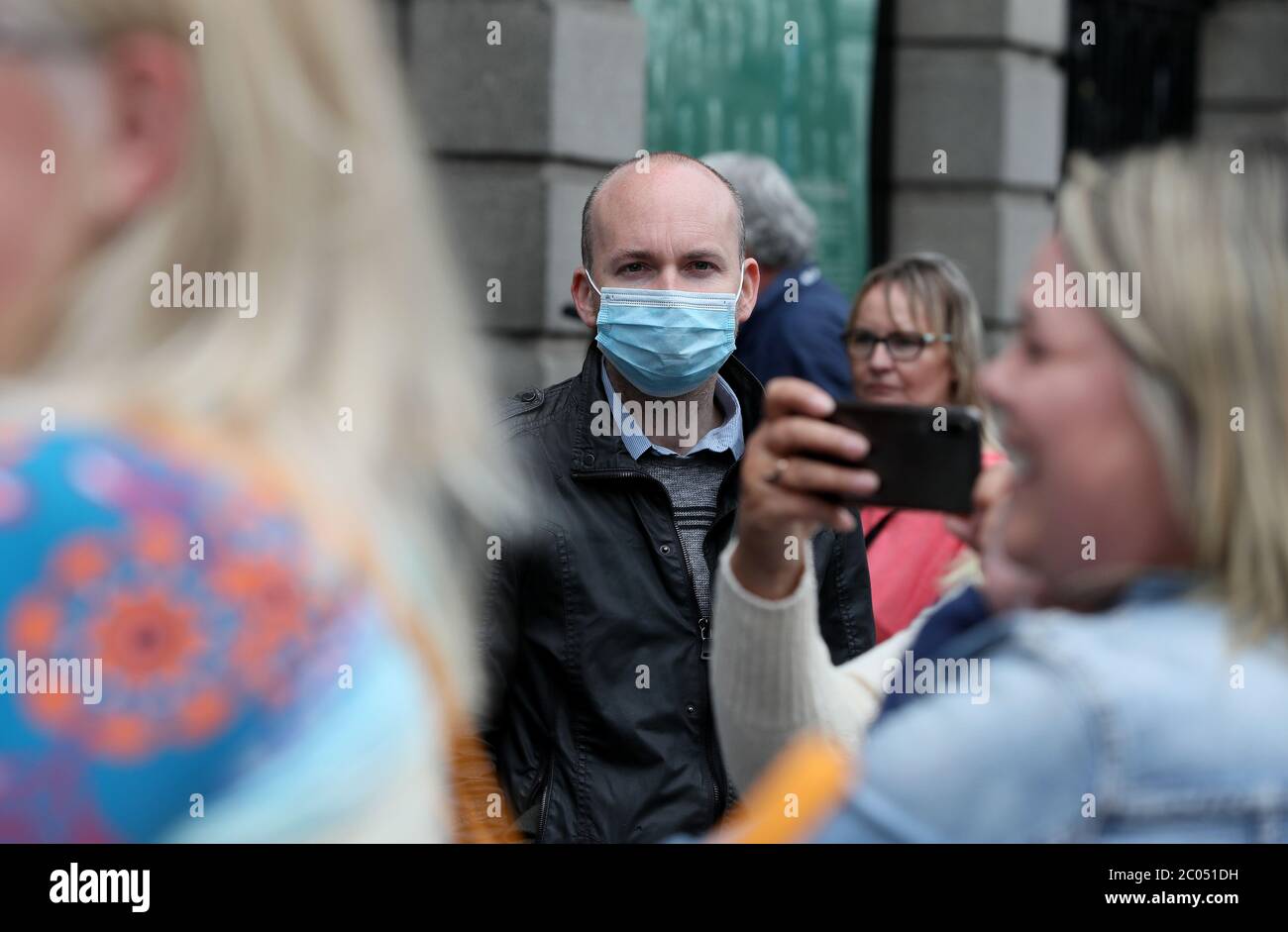 Paul Murphy de la partie de montée portant un masque facial protecteur à l'extérieur de Leinster House à Dublin. L'envoyé spécial DE L'OMS, le Dr David Nabarro, a déclaré qu'il est Òreally nécessaire pour les personnes qui travaillent à proximité immédiate des autres de porter des revêtements de visage. Banque D'Images