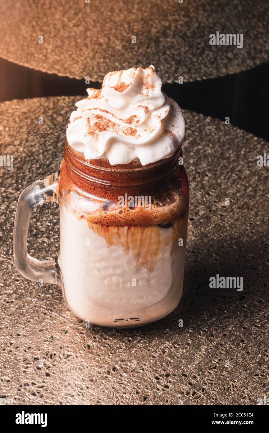 Ce café est-il du Dalgona ou du Latte glacé ? Banque D'Images