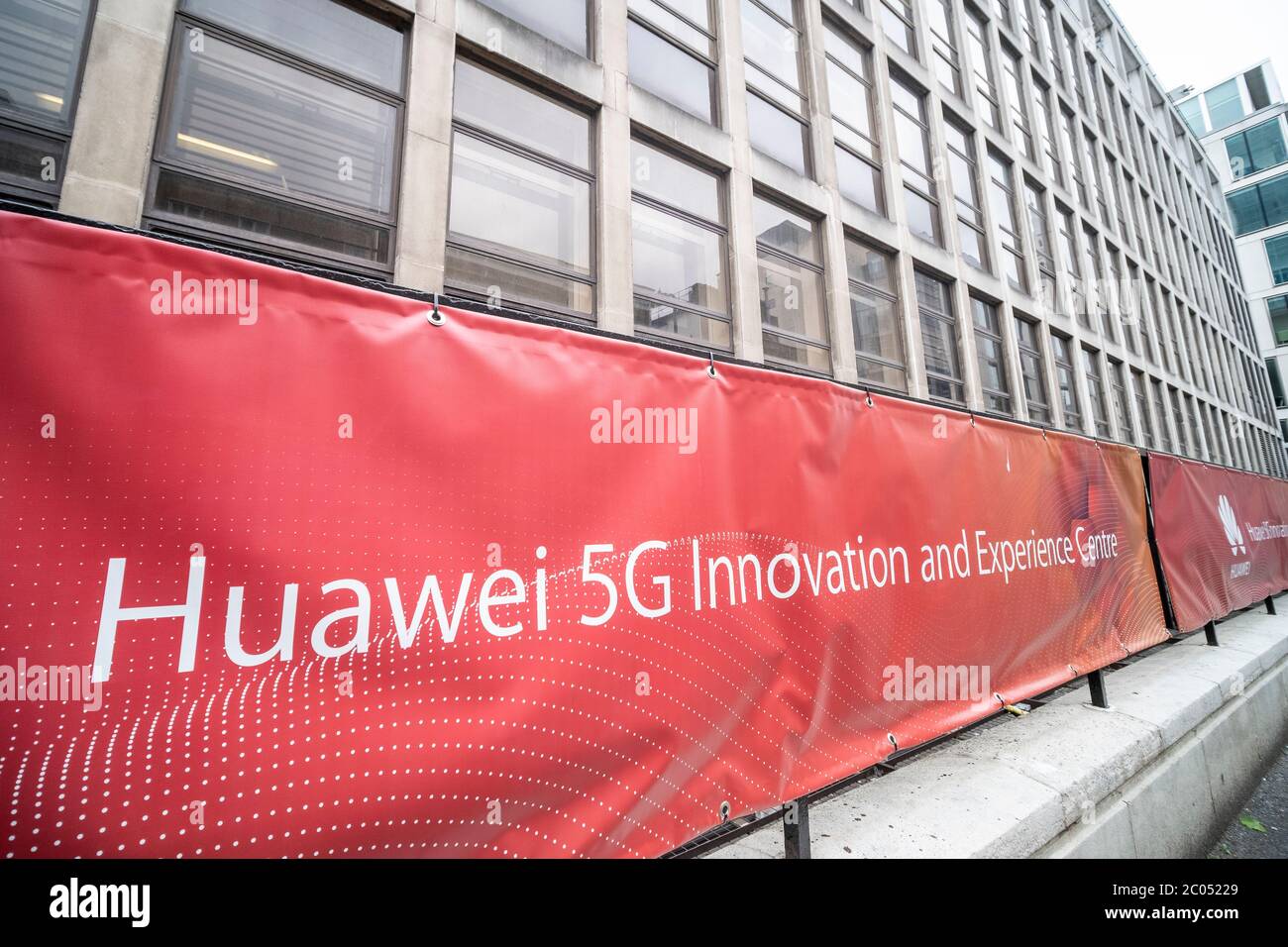 LONDRES- JUIN 2020: Huawei recherche et développement dans la City de Londres- entreprise chinoise de technologie multinationale Banque D'Images