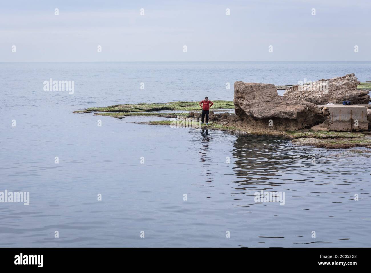 Angler à côté des ruines de l'ancien port de Byblos, la plus grande ville du gouvernorat du Mont-Liban Banque D'Images