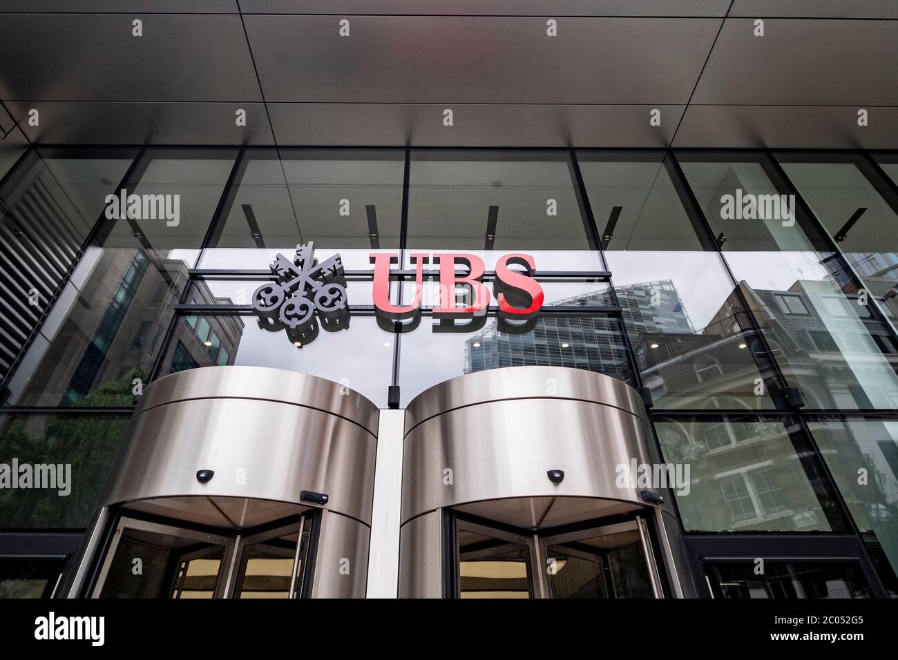 LONDRES- JUIN 2020: UBS Group AG dans la ville de Londres, une banque multinationale suisse d'investissement et de services financiers Banque D'Images
