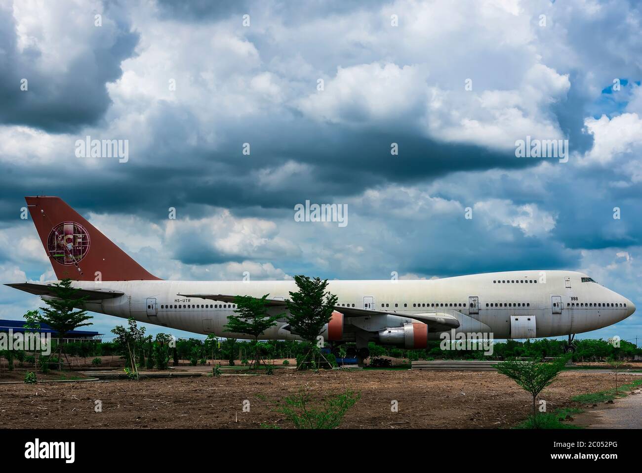 Nakhon Pathom, Thaïlande - 09 juin 2020 : l'ancien avion commercial a été déchargé avec un ciel orageux à Nakhon Pathom, Thaïlande Banque D'Images