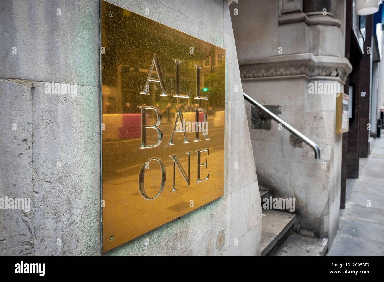 LONDRES- JUIN 2020: All Bar One - chaîne de pub britannique servant des bières pression et de la nourriture. Banque D'Images