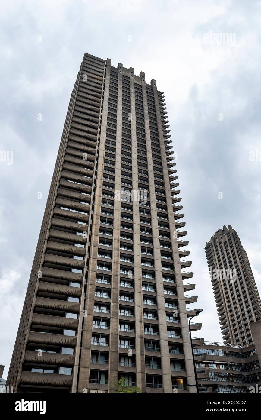 Londres - Tour résidentielle en béton à Barbican un la ville de Londres Banque D'Images