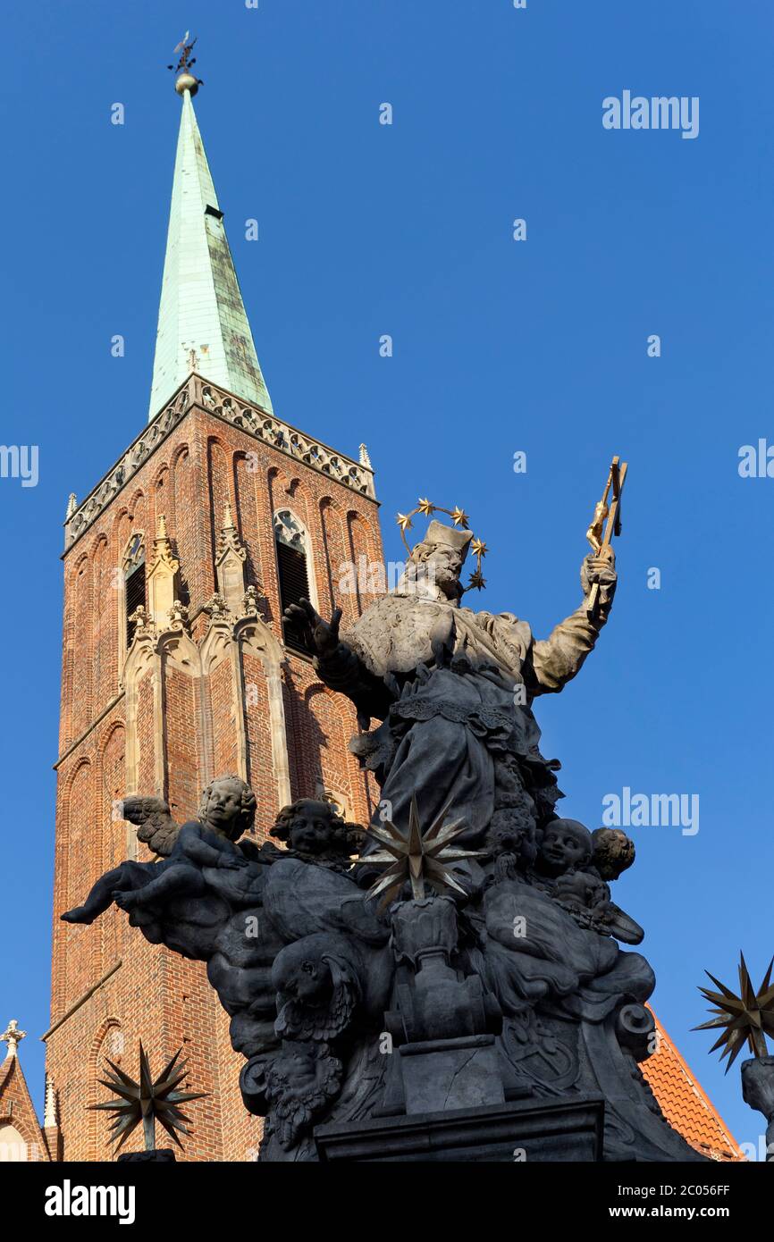 Statue et Église de la Sainte-Croix, Wroclaw Banque D'Images