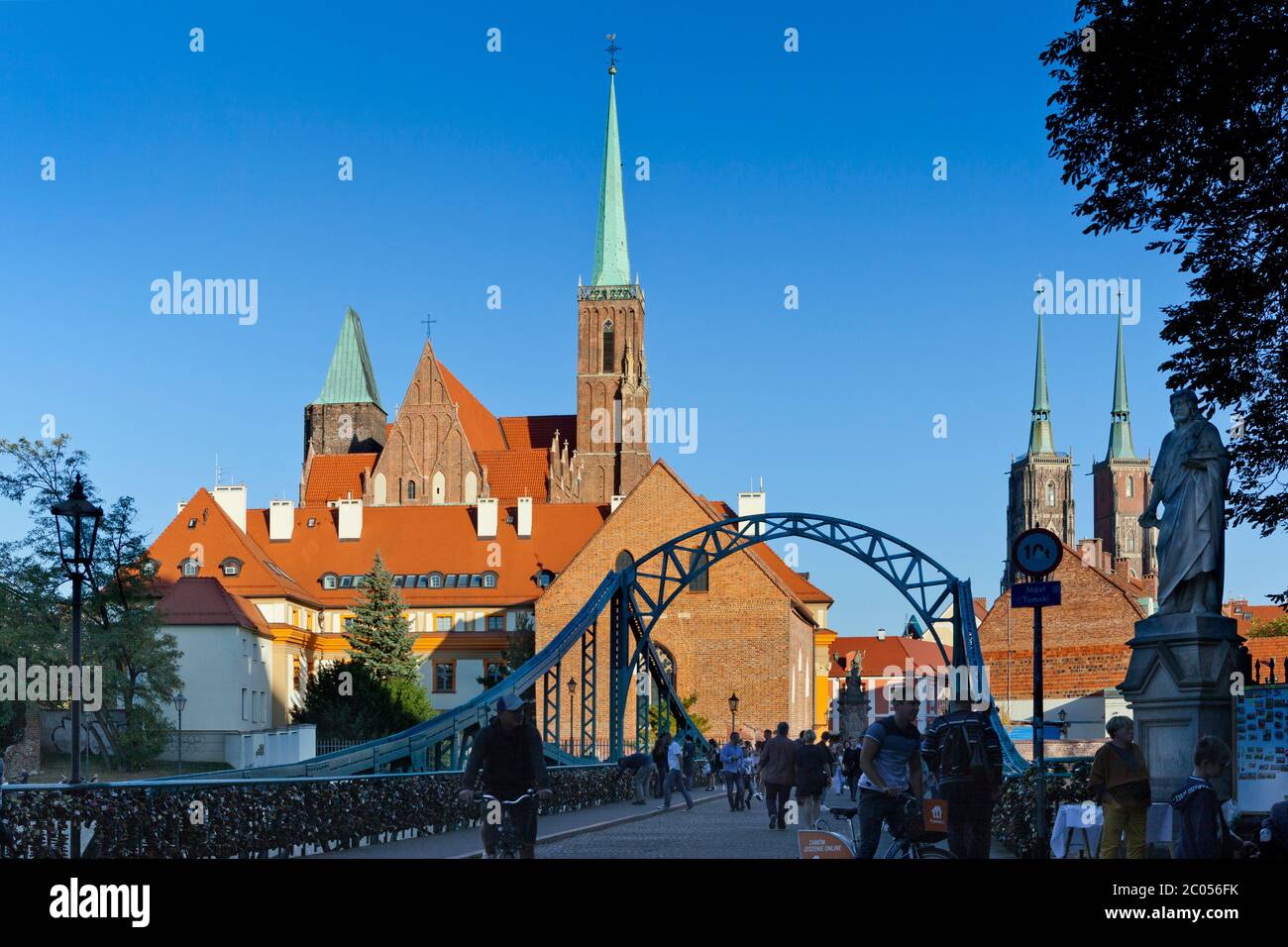 Vue sur l'île de la cathédrale, en traversant le pont de Tumski, Wroclaw, Pologne Banque D'Images