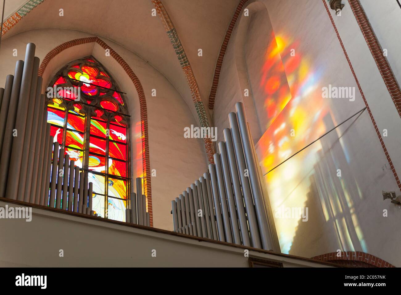Tuyaux d'orgue et reflet de vitraux modernes, église de Corpus Christi, Wroclaw Banque D'Images