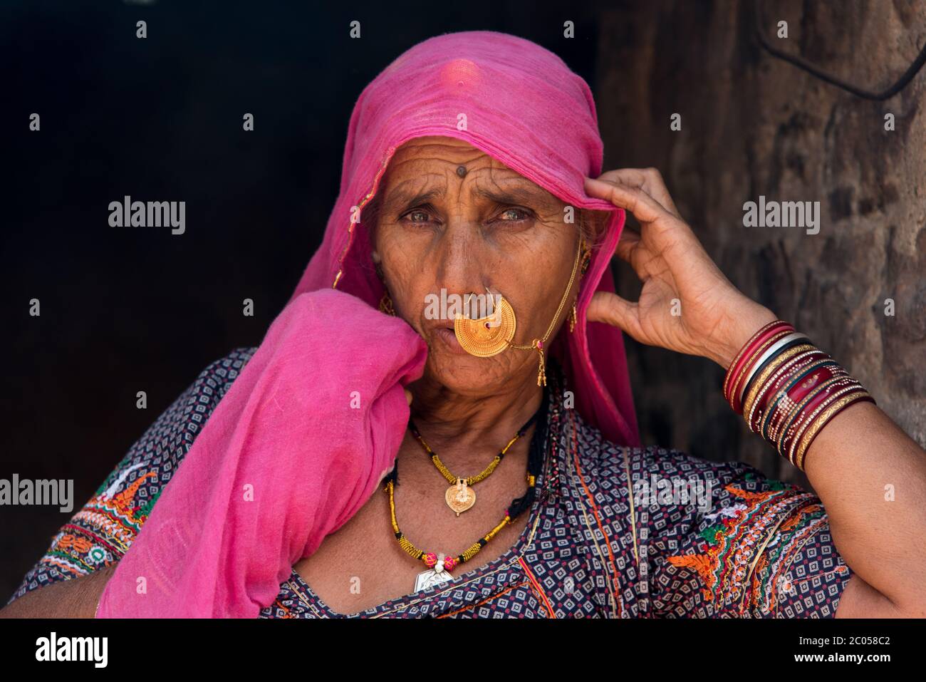 Une indienne habillée traditionnellement chez elle dans un village du Rajasthan, en Inde. Banque D'Images