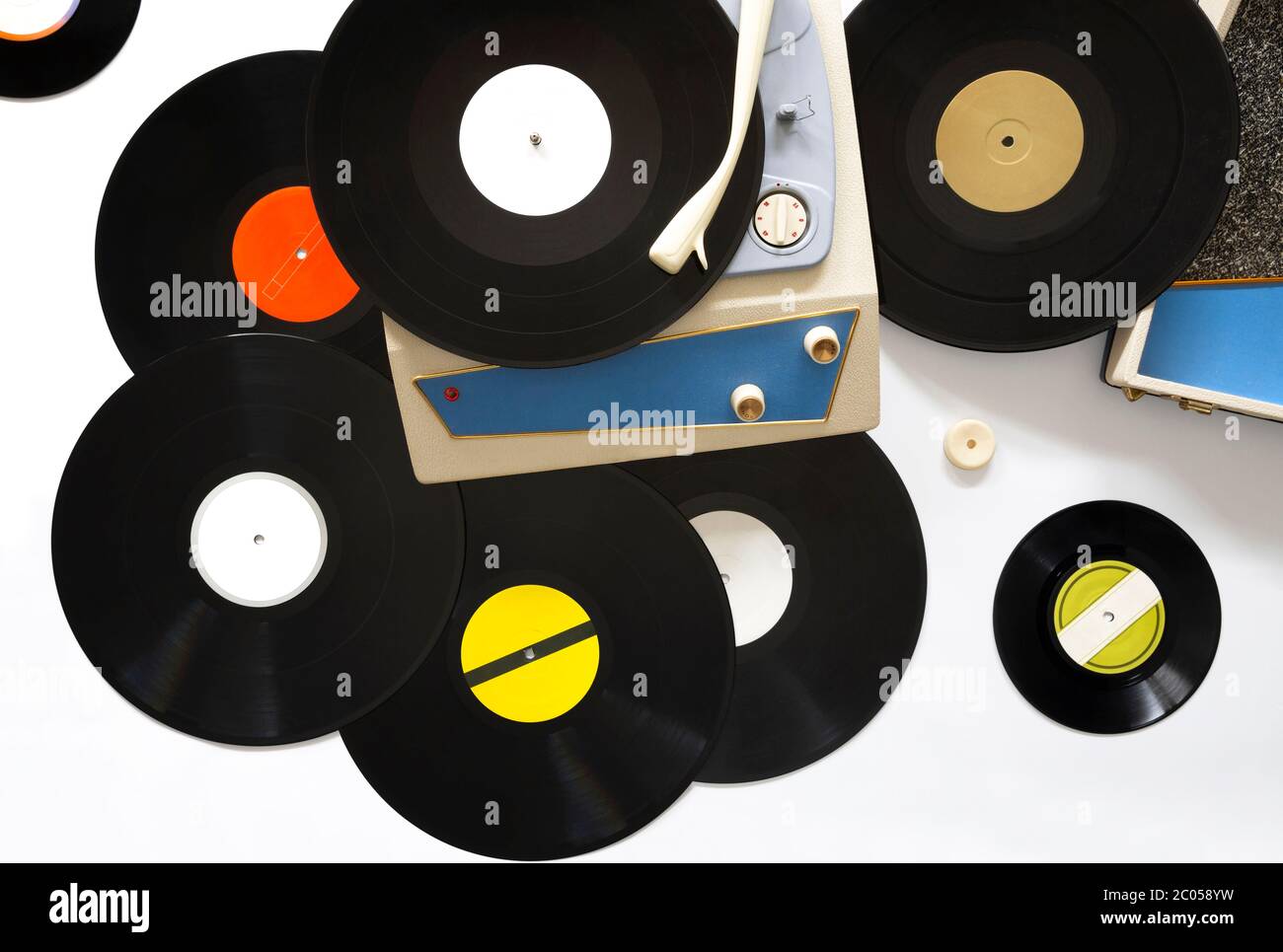 Platine mobile des années 60 et différents disques en vinyle sur fond blanc. Concept de lecture de musique. Banque D'Images